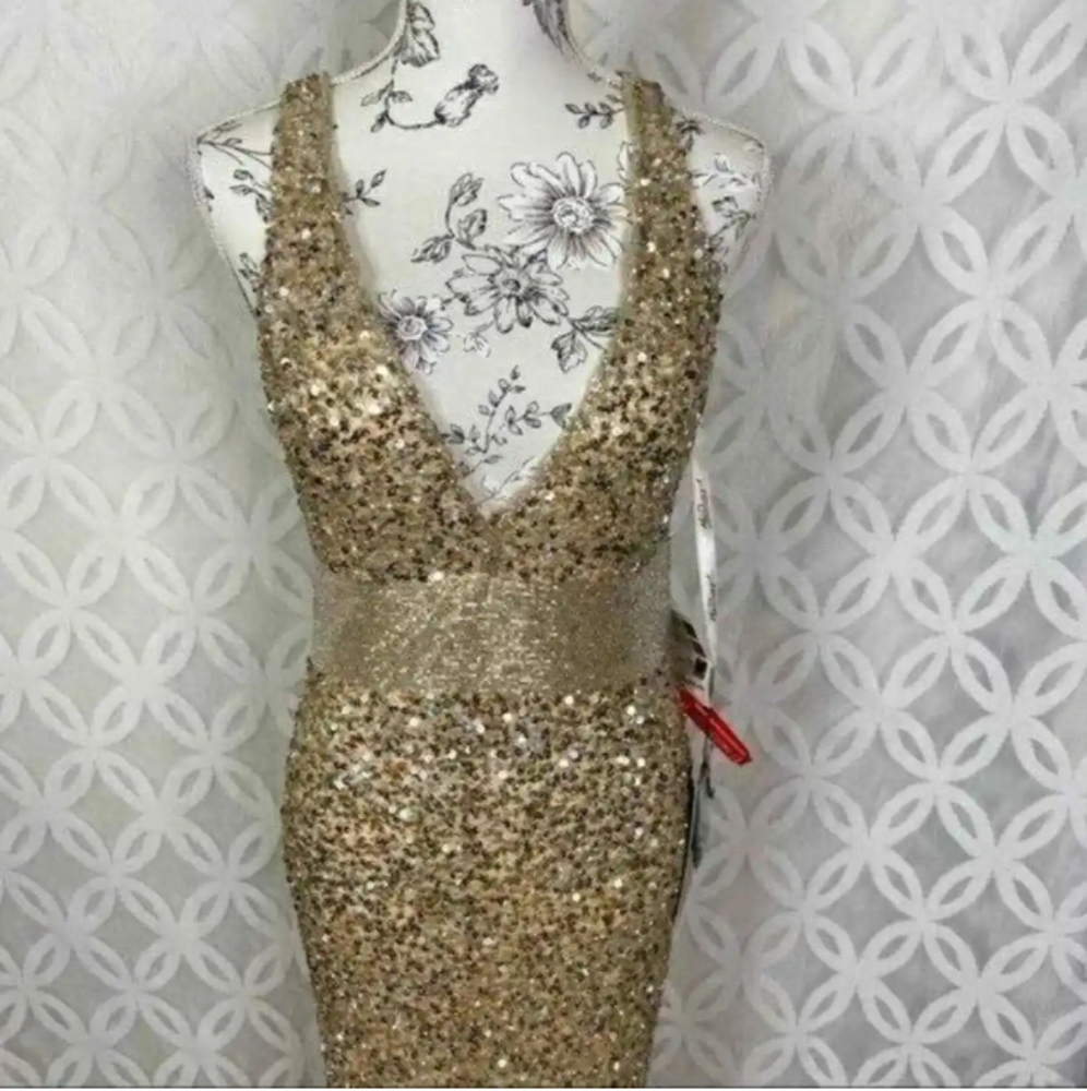 NWT STUNNING MAC DUGGAL SEQUIN V-NECK COLUMN GOWN
